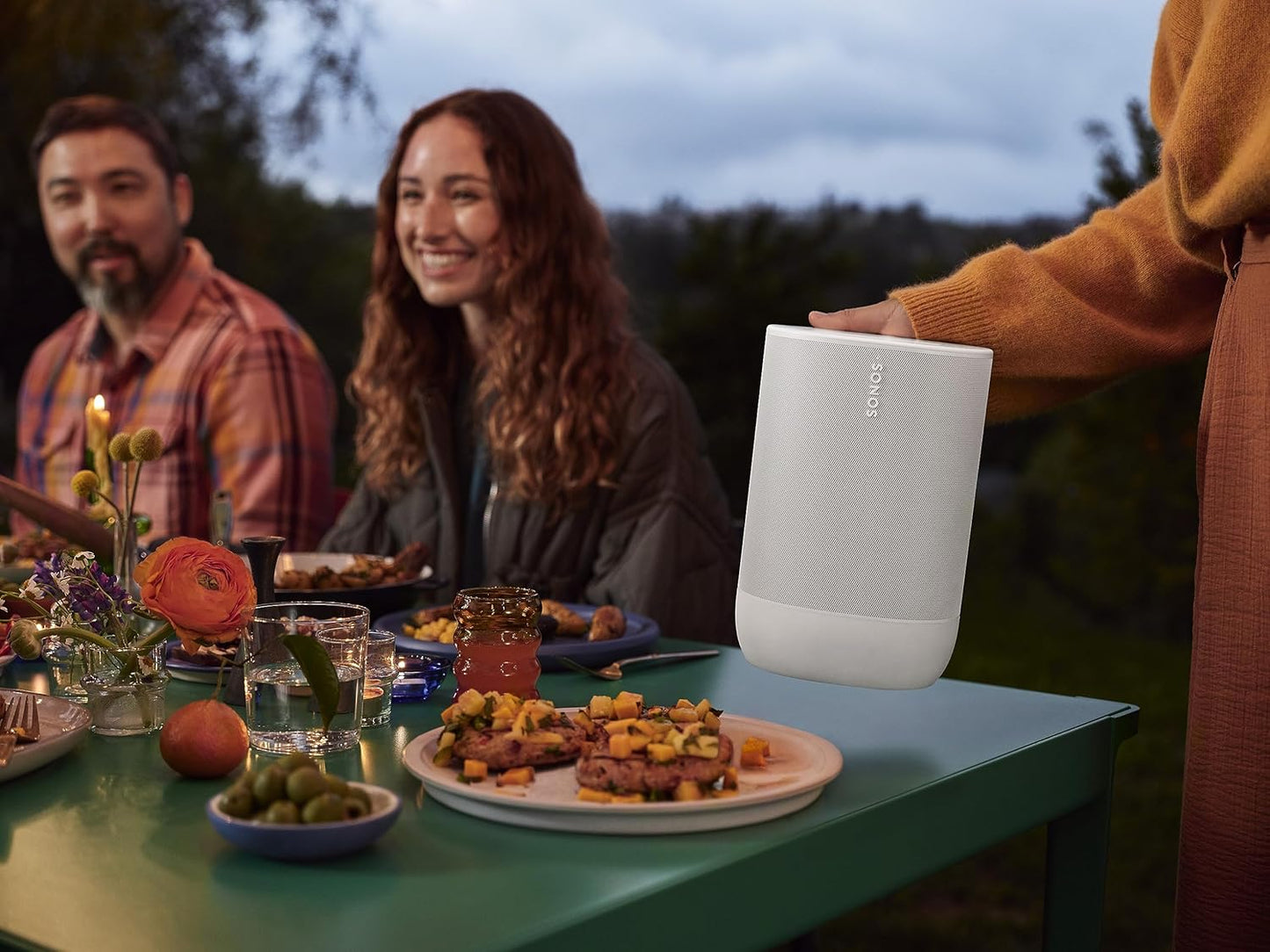 Sonos Move 2 Tragbarer WLAN Bluetooth Lautsprecher – 24h Akku, Alexa, Ladestation