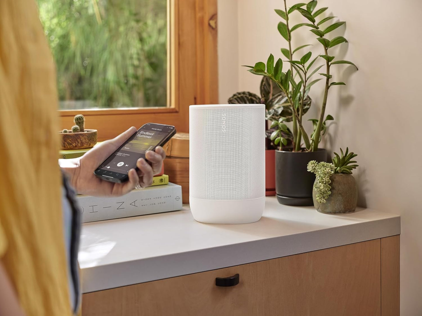 Sonos Move 2 Tragbarer WLAN Bluetooth Lautsprecher – 24h Akku, Alexa, Ladestation